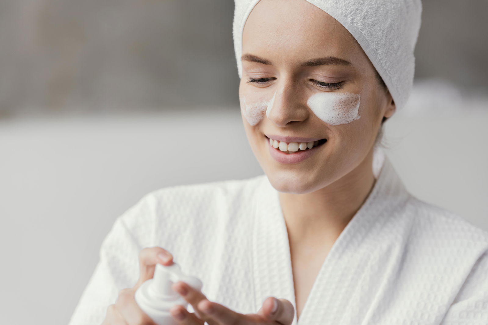 cremas oxigenantes para devolver luminosidad a la piel apagada- mujer usando crema