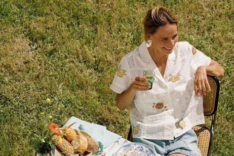 Indi&Cold tiene las camisas blancas bordadas más bonitas de este verano