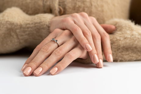 15 uñas minimalistas que rejuvenecen tus manos y son tendencia en 2025