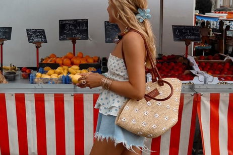 Capazos Sézane: looks reales para combinar el bolso de rafia del verano