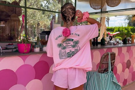 El rosa: La tendencia de color que arrasará en 2025 ya tiene quien la lleve (y con mucho estilo)
