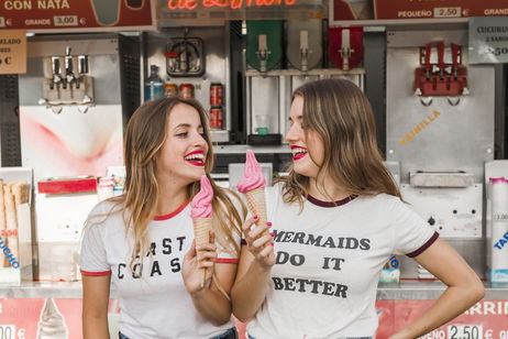2 looks de verano con prendas de Zara: camiseta con mensaje y minifalda