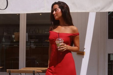 Así puedes copiar el look de María F. Rubíes (vestido, sandalias y pendientes de Mango)
