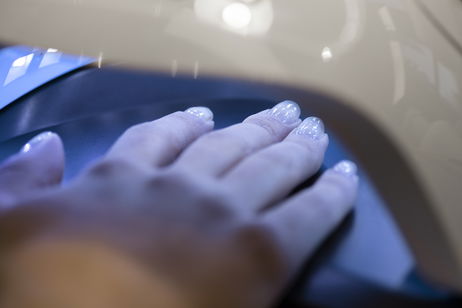 Lo que no te cuentan sobre las luces de secado de uñas: riesgos y cómo protegerte