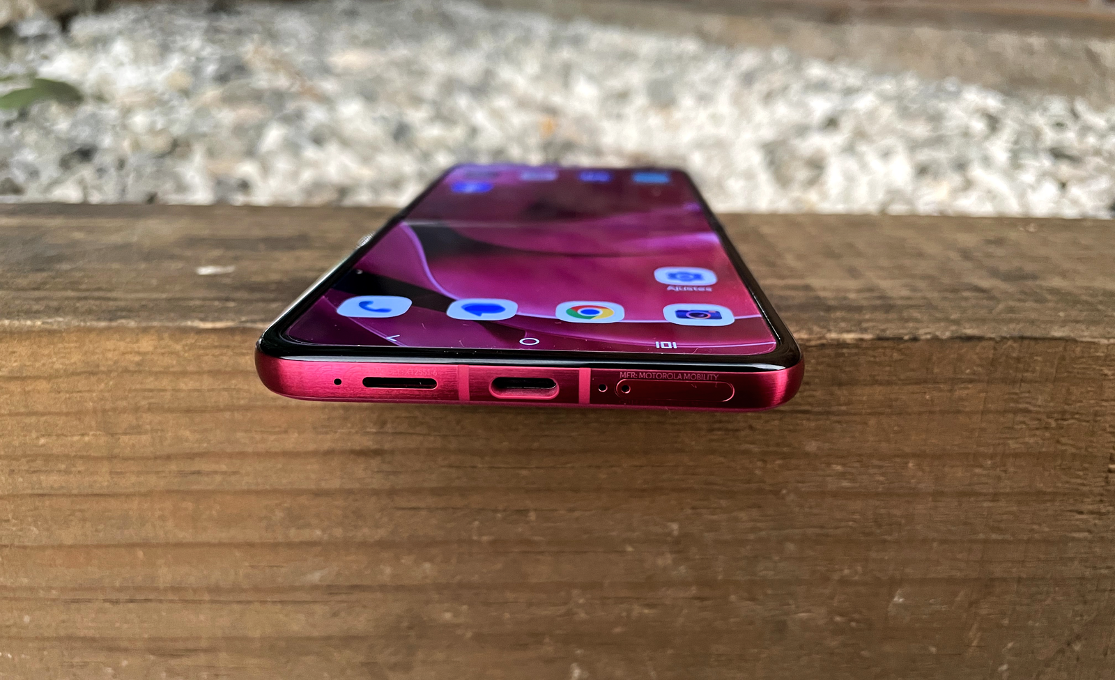 Puerto USB-C motorola razr 60 pro