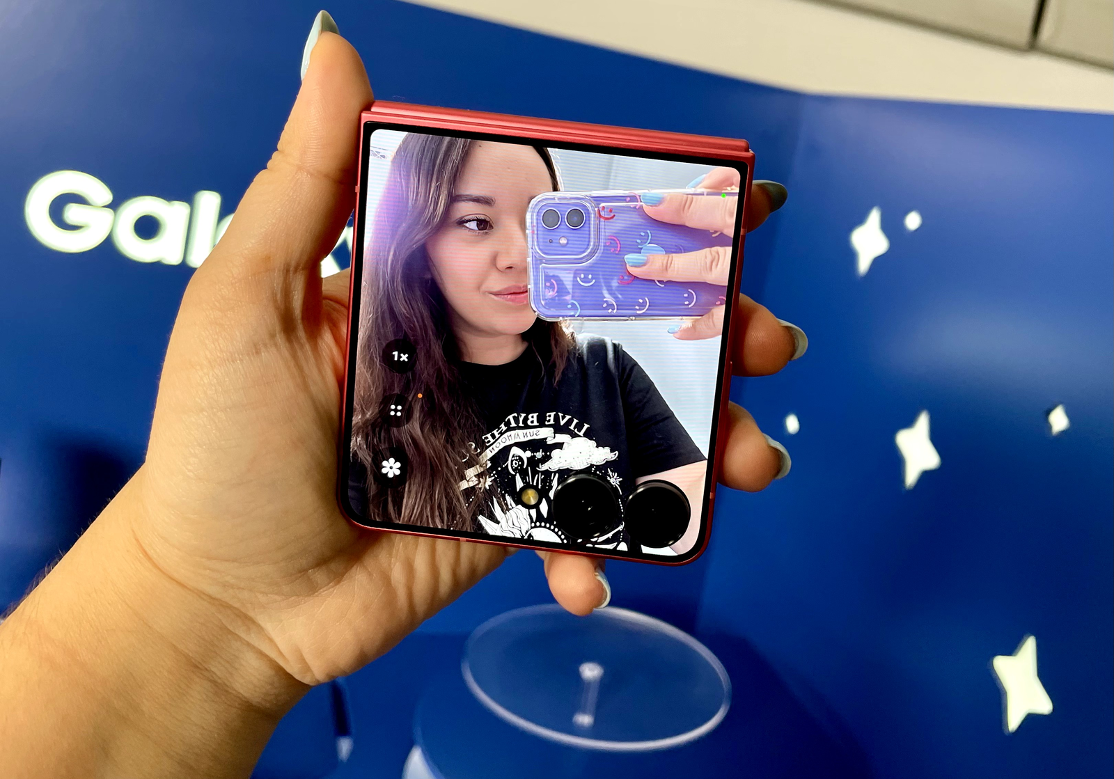Selfie en la cámara externa del Galaxy Z Flip7