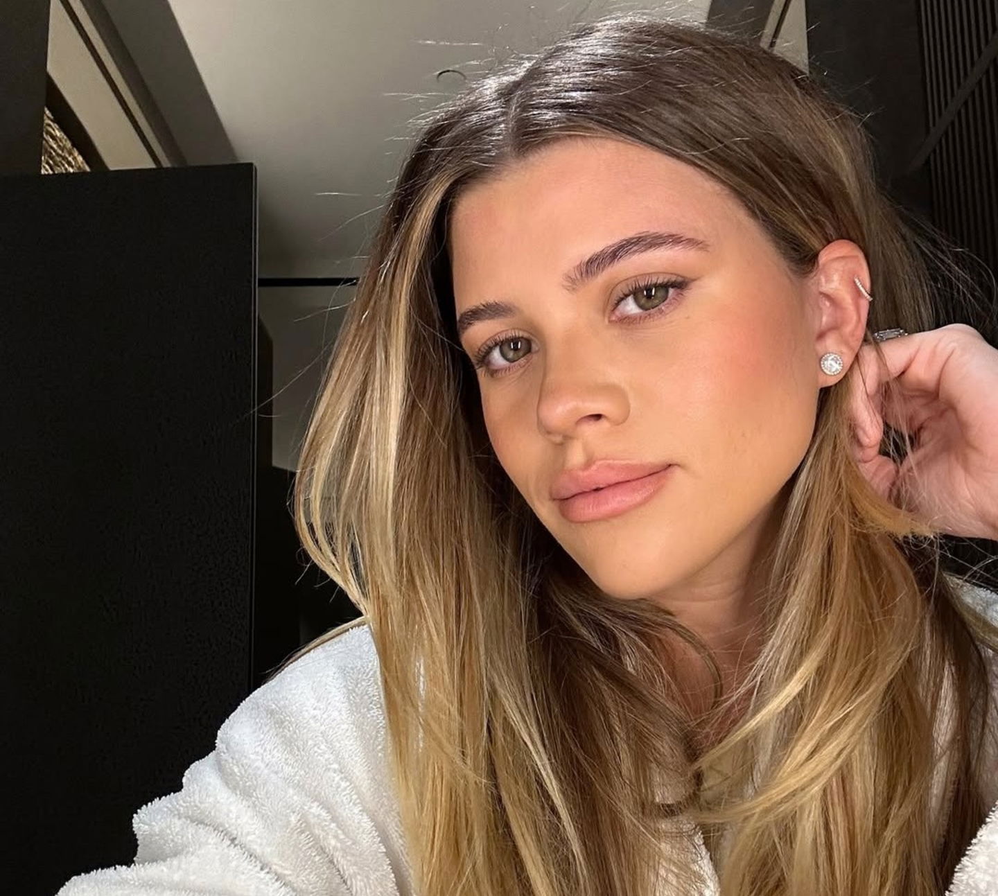 Sofia Richie underpainting glow