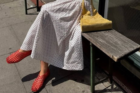 Jelly shoes: cómo llevar las sandalias de goma que son tendencia este verano