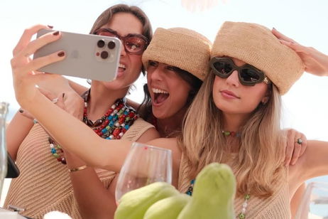 Así se lleva el pillbox de rafia este verano: ideas de look para copiar ya