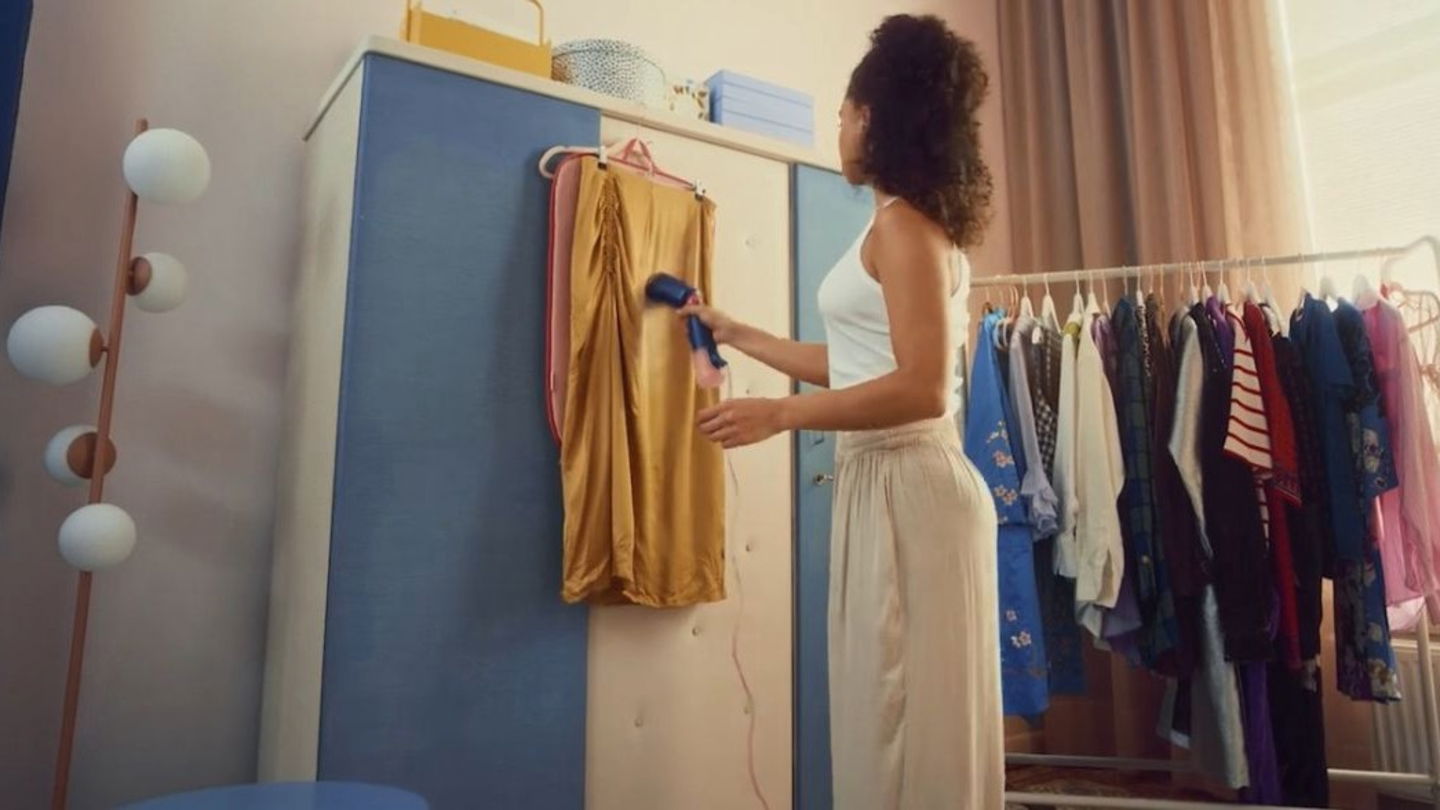 Di adiós a la plancha: el vaporizador de Philips que cabe en tu bolso y salva tus looks en segundos