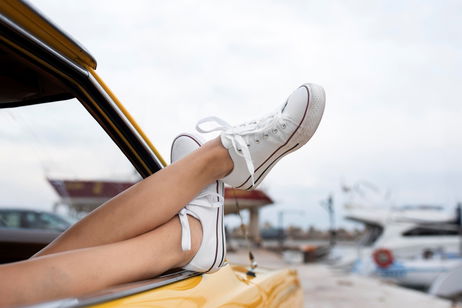 Cómo combinar zapatillas con estilo: consejos para un look perfecto Cómo combinar zapatillas con estilo: consejos para un look perfecto