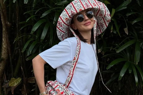 Alexandra Pereira lleva el sombrero y el neceser más bonitos del verano (y son de una marca española)