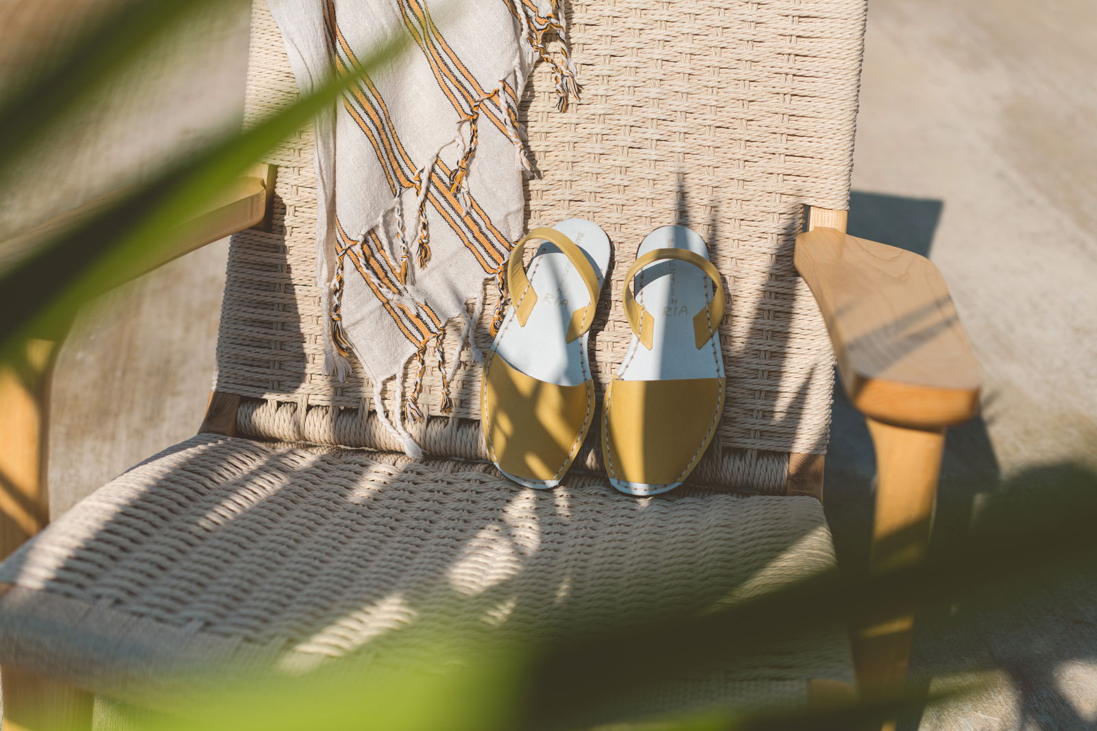 RIA Menorca by Barceló Nura: las abarcas menorquinas sostenibles en amarillo mantequilla que marcan tendencia este verano