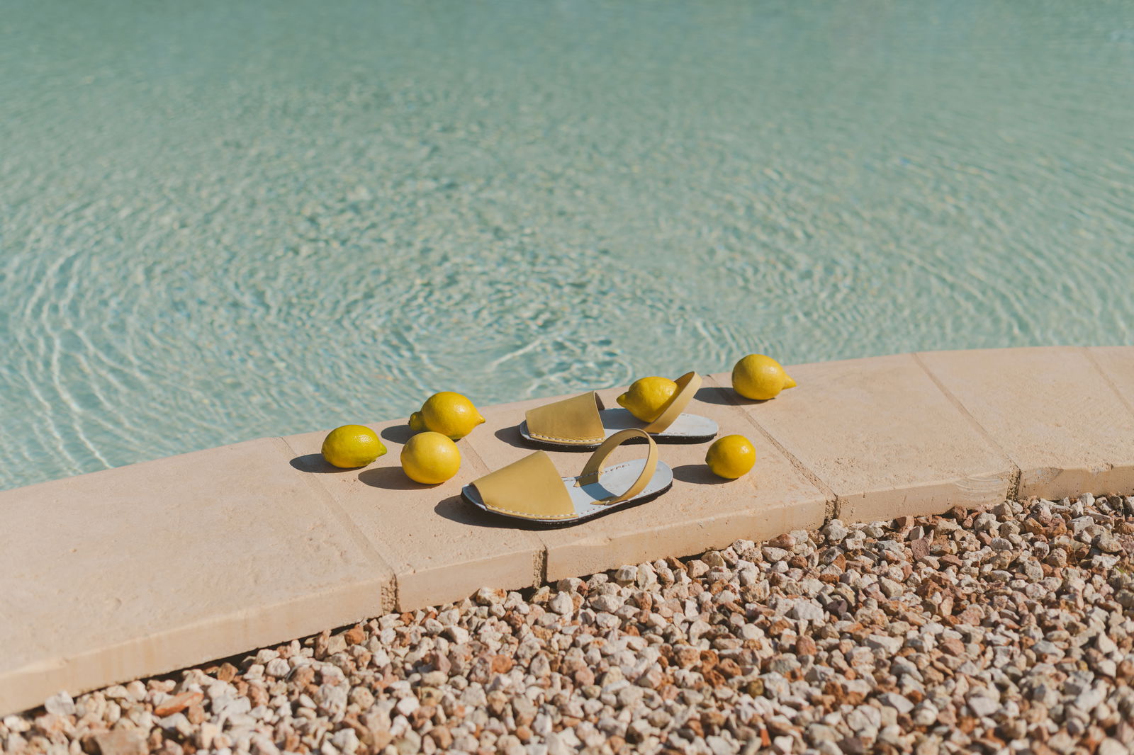 RIA Menorca by Barceló Nura: las abarcas menorquinas sostenibles en amarillo mantequilla que marcan tendencia este verano