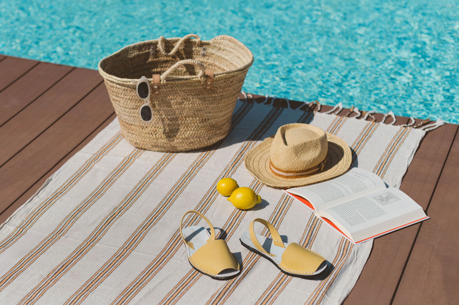 RIA Menorca by Barceló Nura: las abarcas menorquinas sostenibles en amarillo mantequilla que marcan tendencia este verano