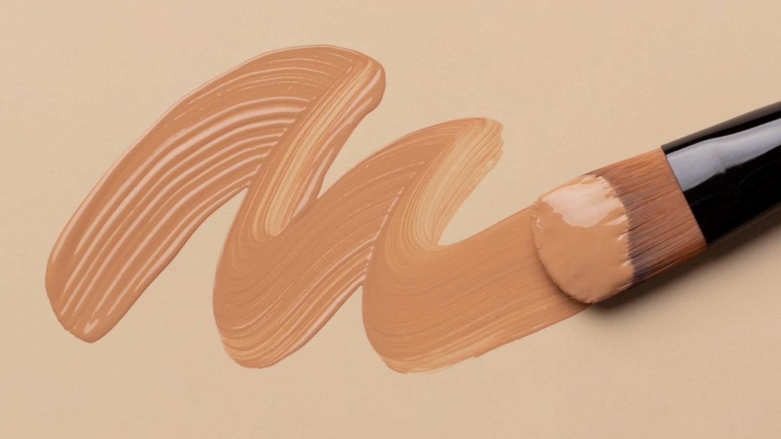 pincel con base de maquillaje