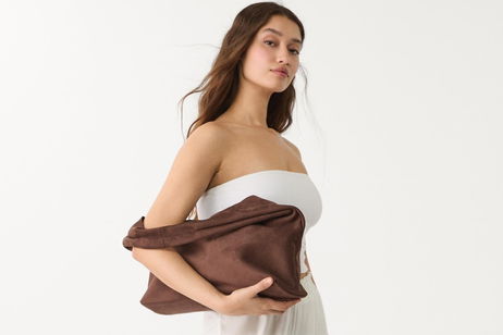 Dos looks de verano de Inditex con bolso de ante que seguirás usando después