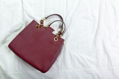 Los 5 bolsos burdeos que vas a querer llevar todos los días