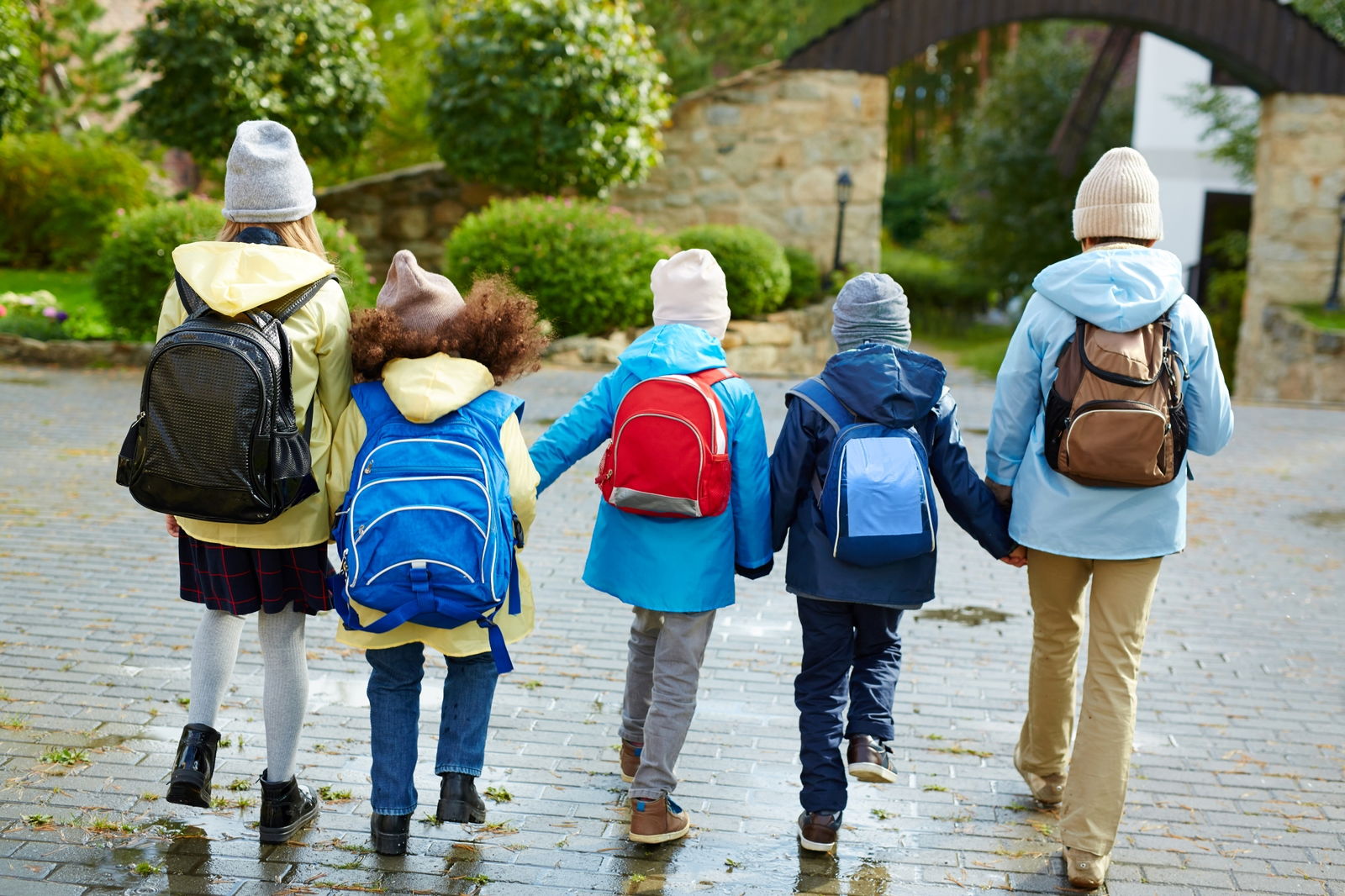 Varios niños con mochilas