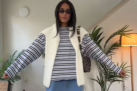 Cómo llevar un vestido vaquero en entretiempo: con rayas, cárdigan y flip-flops Cómo llevar un vestido vaquero en entretiempo: con rayas, cárdigan y flip-flops