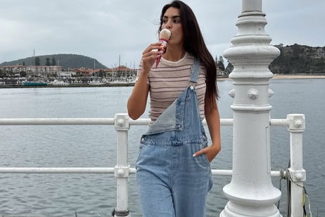 Cómo se lleva el peto vaquero en 2025: del look de verano al layering de otoño