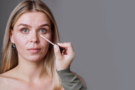 ¿Tienes la piel madura? Estos son los 3 puntos clave para aplicar corrector y olvidarte de las ojeras