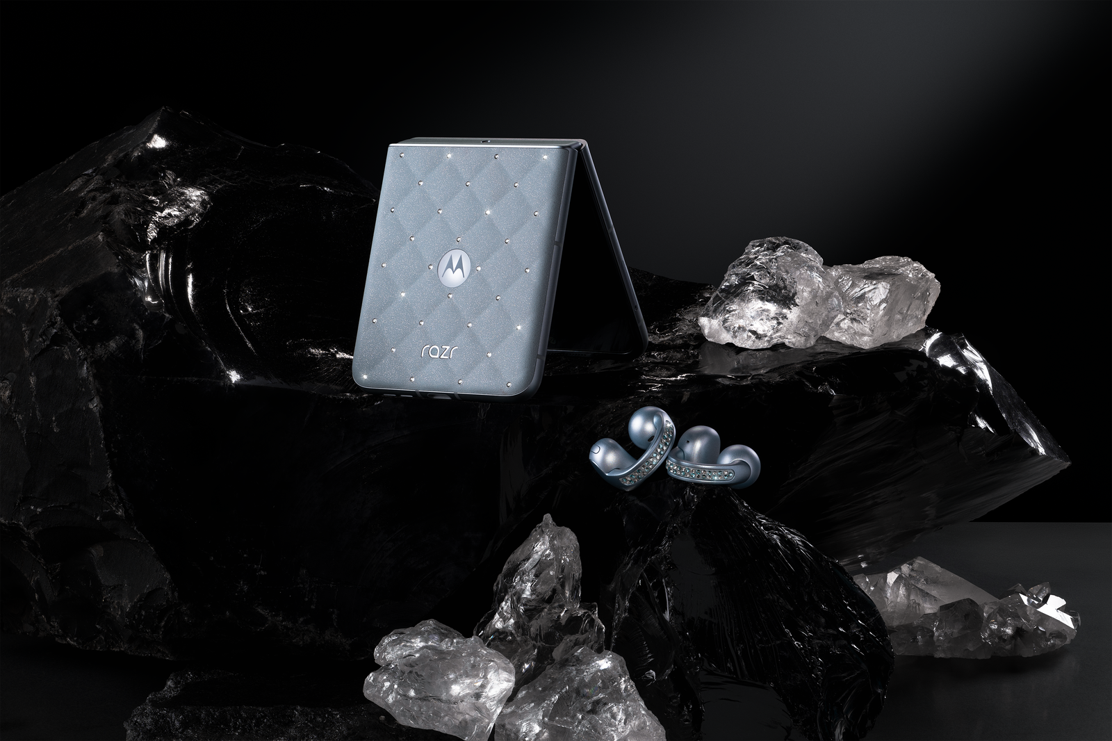 Así es The Brilliant Collection de Motorola y Swarovski: tecnología de alto nivel (y mucho brillo)