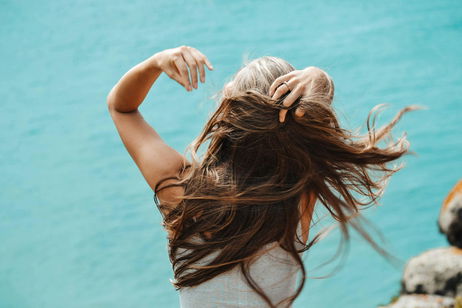Los mejores productos para cuidar el pelo si vas a la playa o la piscina (y evitar que se estropee)