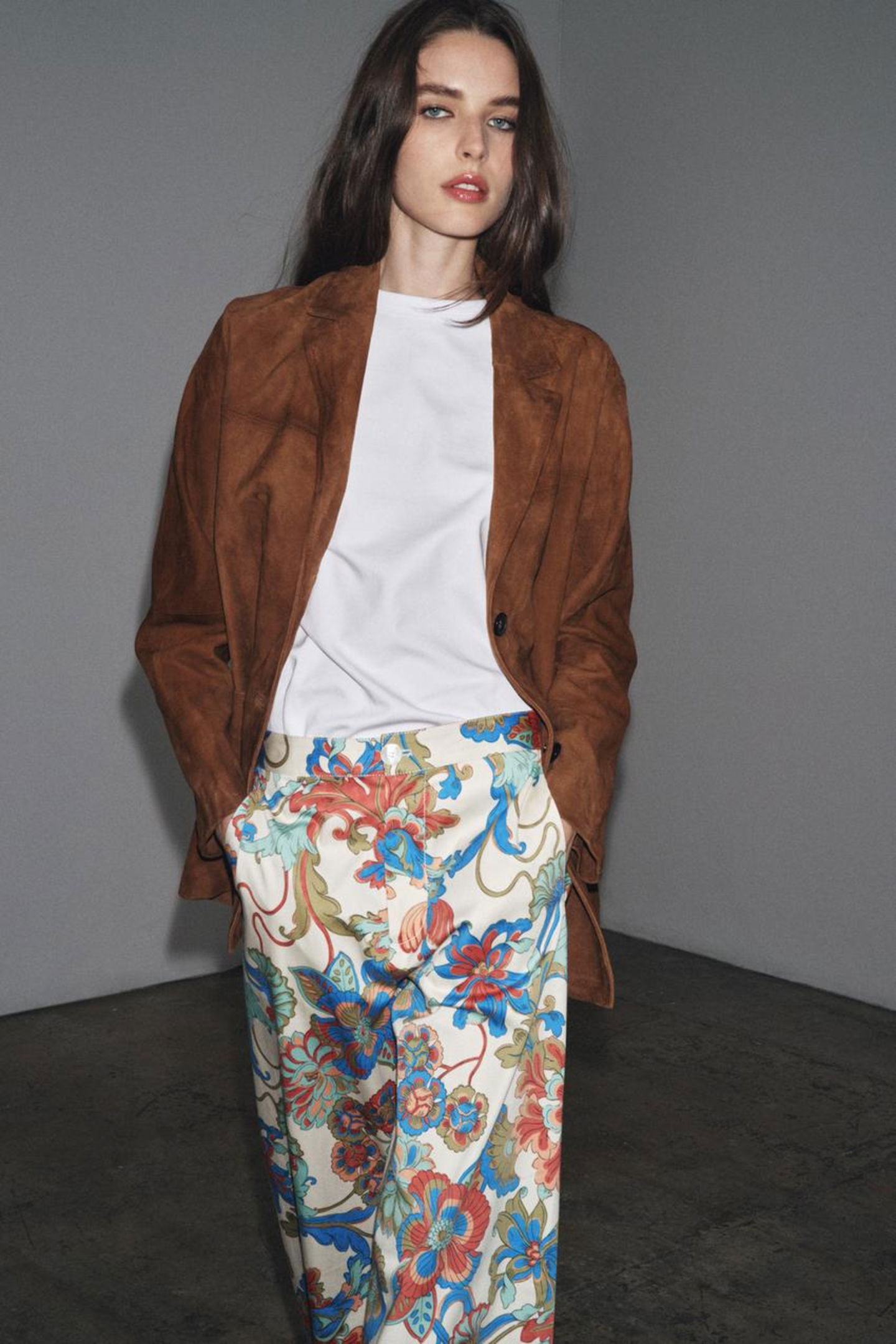 Cómo combinar el pantalón de flores más especial de Zara (también en entretiempo)