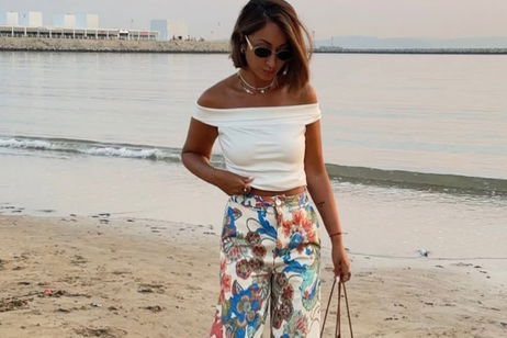 Cómo combinar el pantalón de flores más especial de Zara (también en entretiempo)