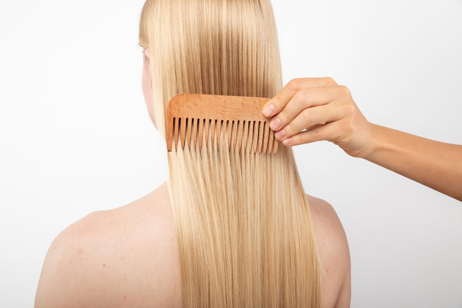 Peinando cabello largo