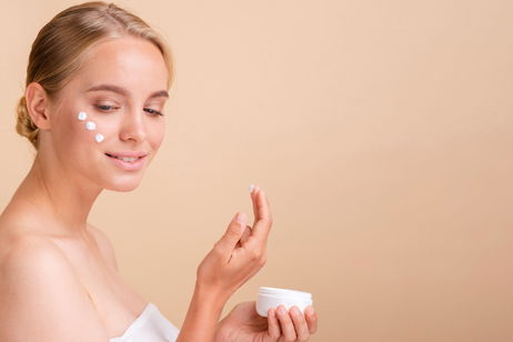 ¿Aplicas bien tu crema? Descubre la técnica de los 13 puntos ¿Aplicas bien tu crema? Descubre la técnica de los 13 puntos