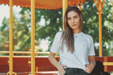 5 marcas con camisetas blancas básicas de calidad que no se transparentan