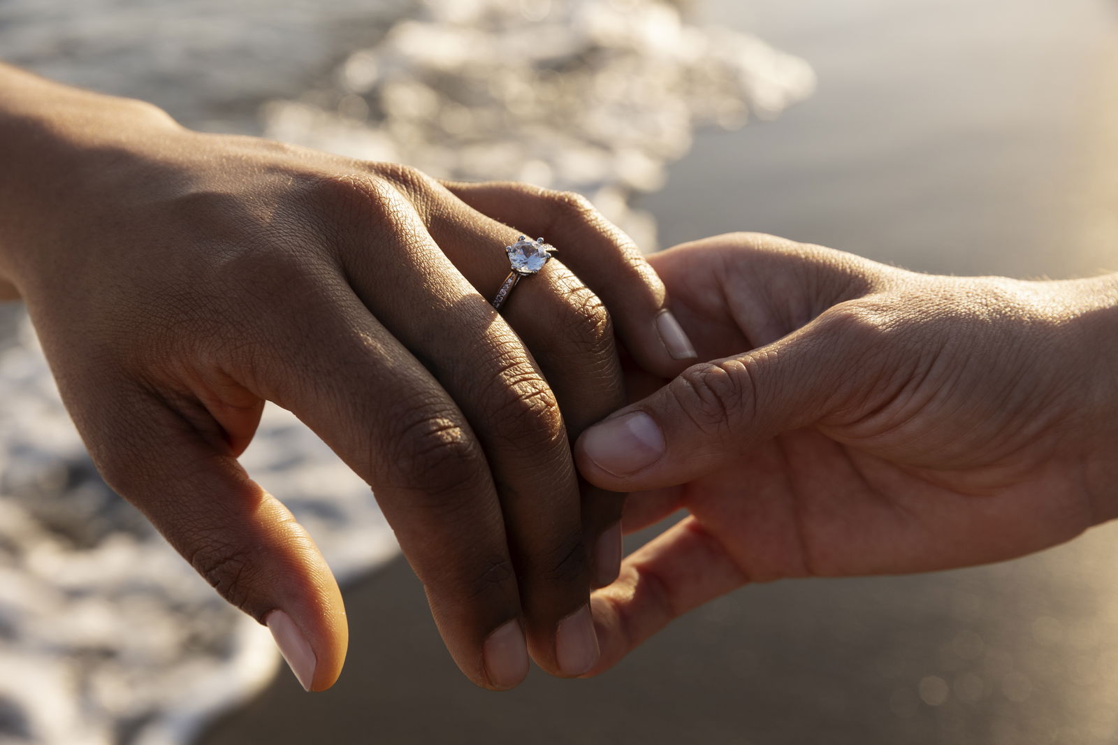 Anillos de compromiso 2025: las 10 marcas más buscadas y tips para elegir el tuyo
