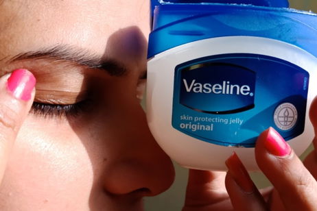 Slugging: la técnica viral para una super hidratación ¿Vale la pena dormir con vaselina en la cara?