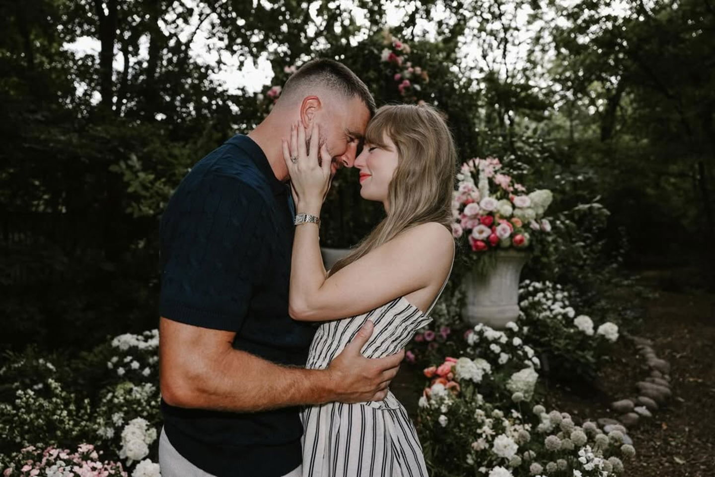 Taylor Swift se compromete con Travis Kelce con un vestido de rayas y sandalias que puedes copiar por poco más de 100€