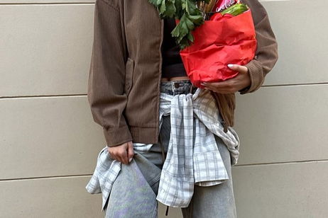 La camisa de cuadros vuelve este otoño 2025 (y atada a la cintura recuerda al grunge de los 90) La camisa de cuadros vuelve este otoño 2025 (y atada a la cintura recuerda al grunge de los 90)