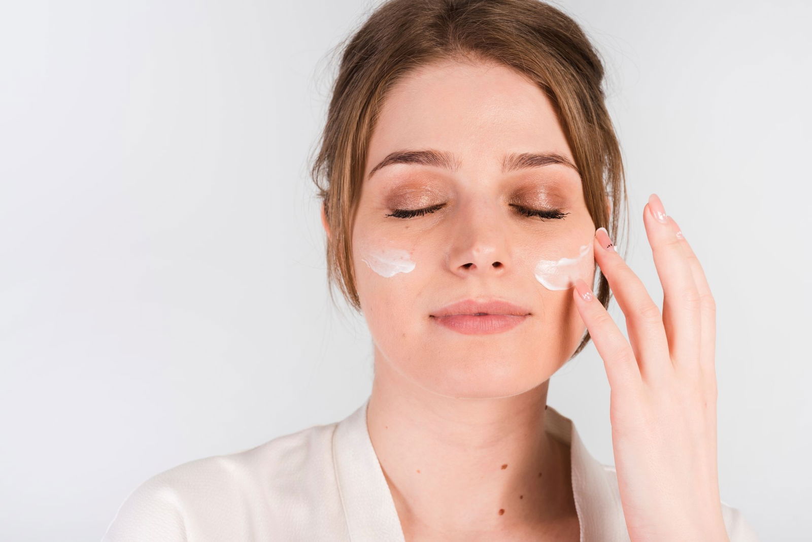 Mujer con crema hidratante