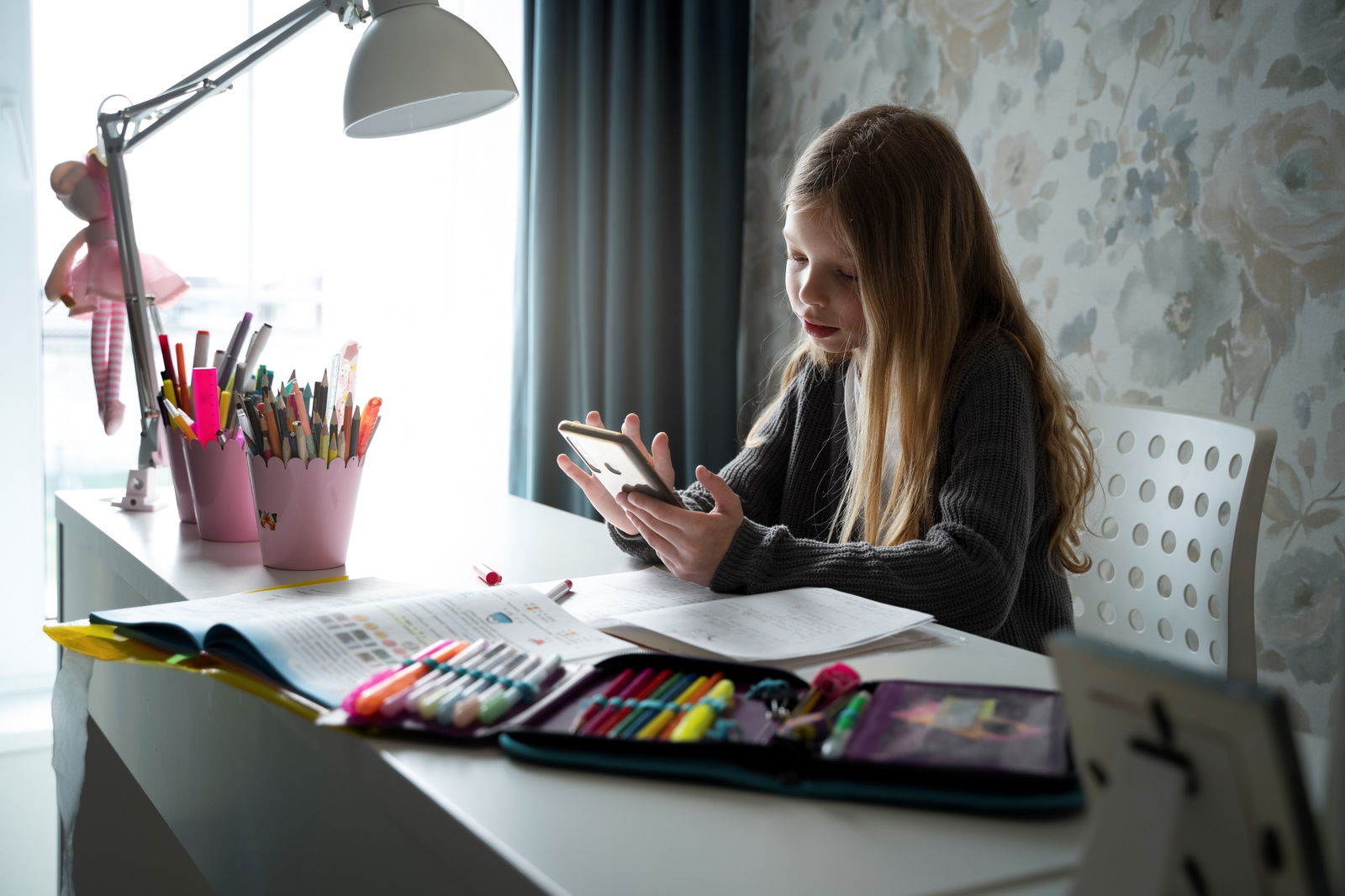 Niña en su escritorio