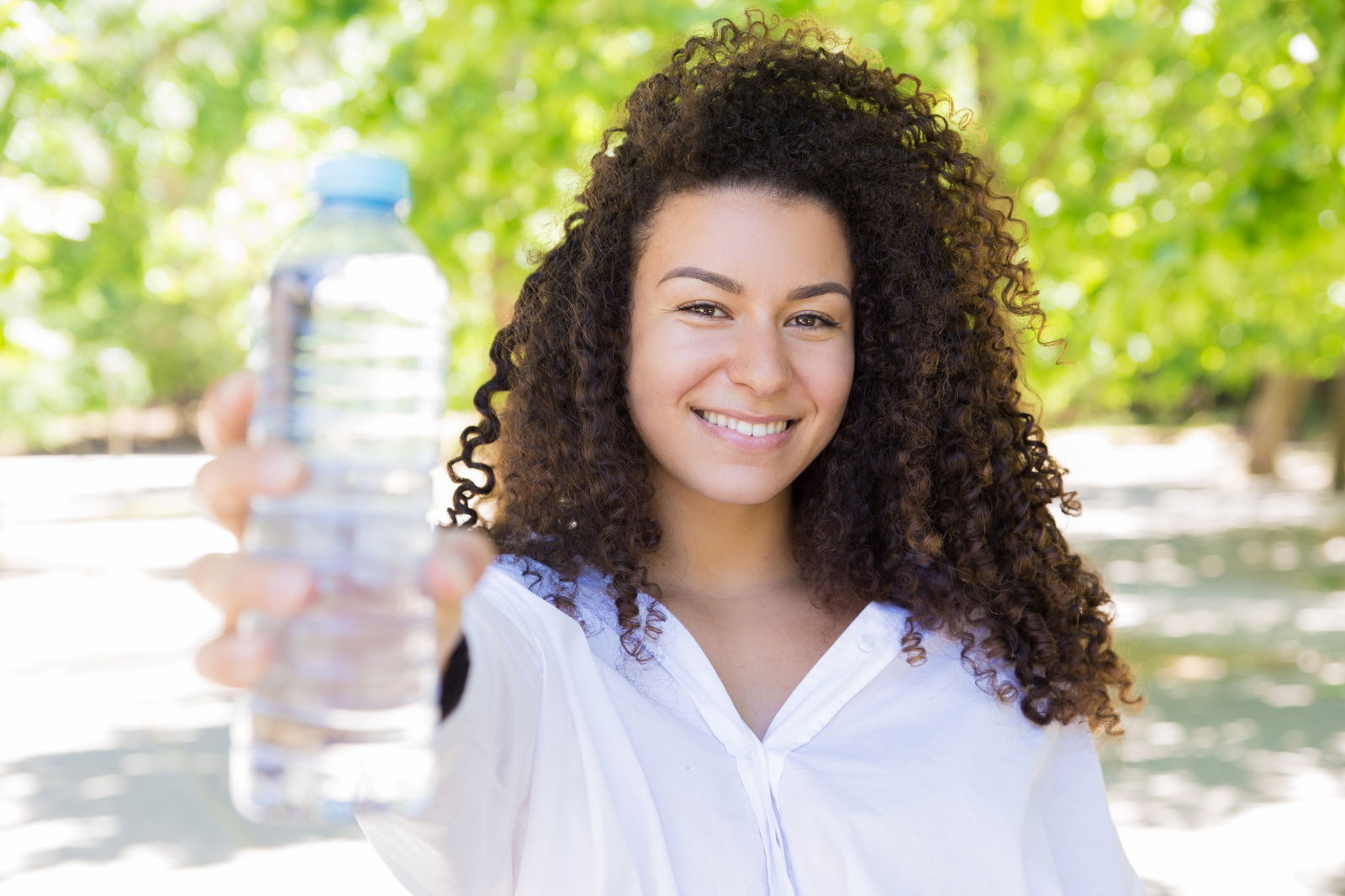 Mujer mostrando botella de agua