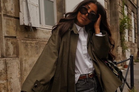 El trench verde es la gabardina que compite con el beige en el armario de las francesas El trench verde es la gabardina que compite con el beige en el armario de las francesas