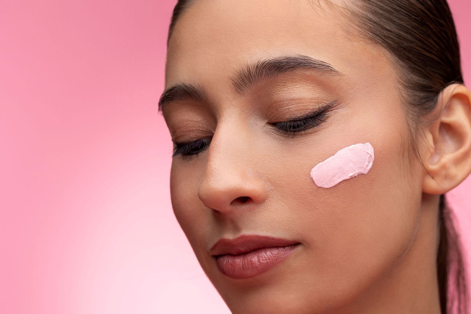 Mujer con crema facial