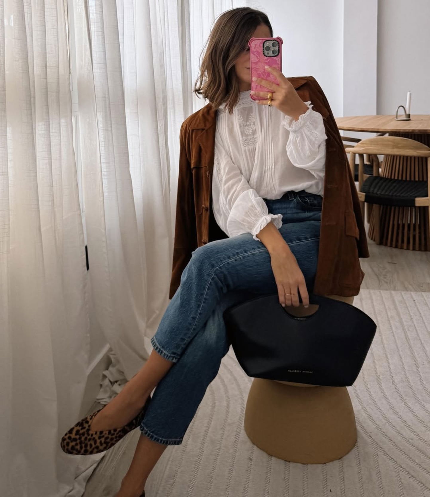 El look perfecto para ir a trabajar este otoño lo resuelves con camisa bordada y chaqueta de ante