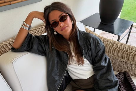 María Martín de Pozuelo combina el vestido lencero de Zara con la bomber de piel marrón chocolate que se lleva este otoño