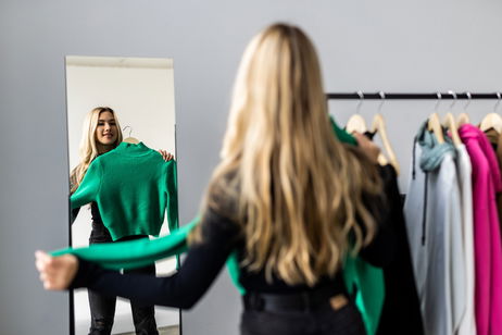 Trucos de estilismo virales para reinventar tu ropa con estilo