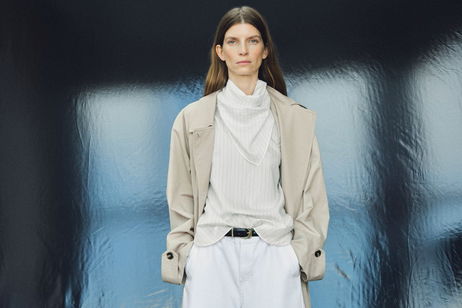 Zara y Mango apuestan por camisas con pañuelo multiposición: la tendencia que combina moda y accesorio