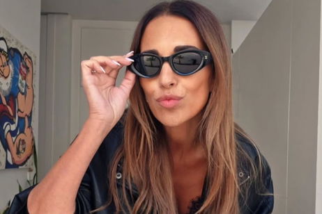 Paula Echevarría tiene el look total black de Stradivarius con vestido lencero y cazadora efecto piel que vas a querer copiar