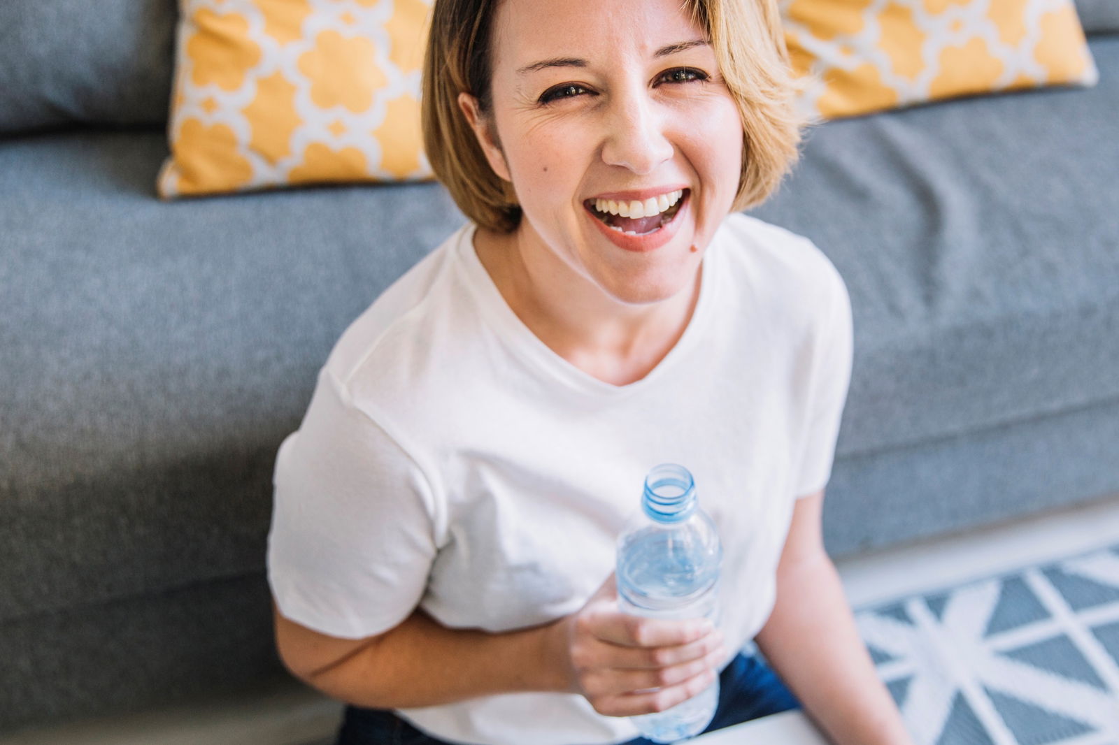 Mujer con botella de agua