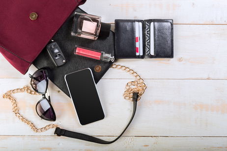 Los mini productos de maquillaje que no pueden faltar en tu bolso este otoño