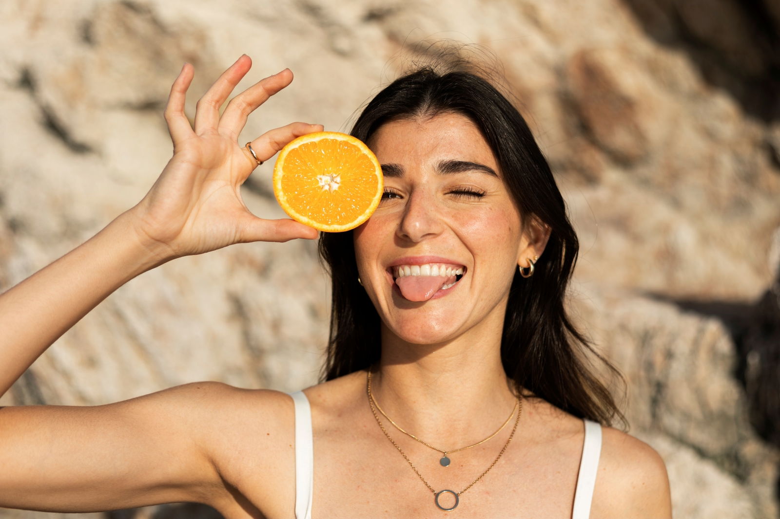 Chica con media naranja
